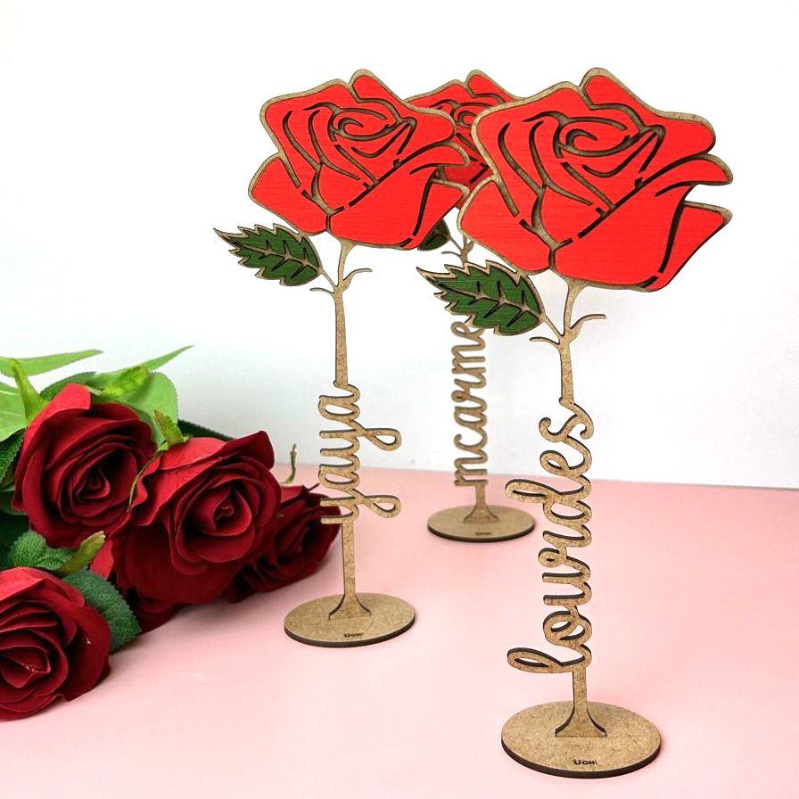 Rosa roja de madera personalizada con nombre