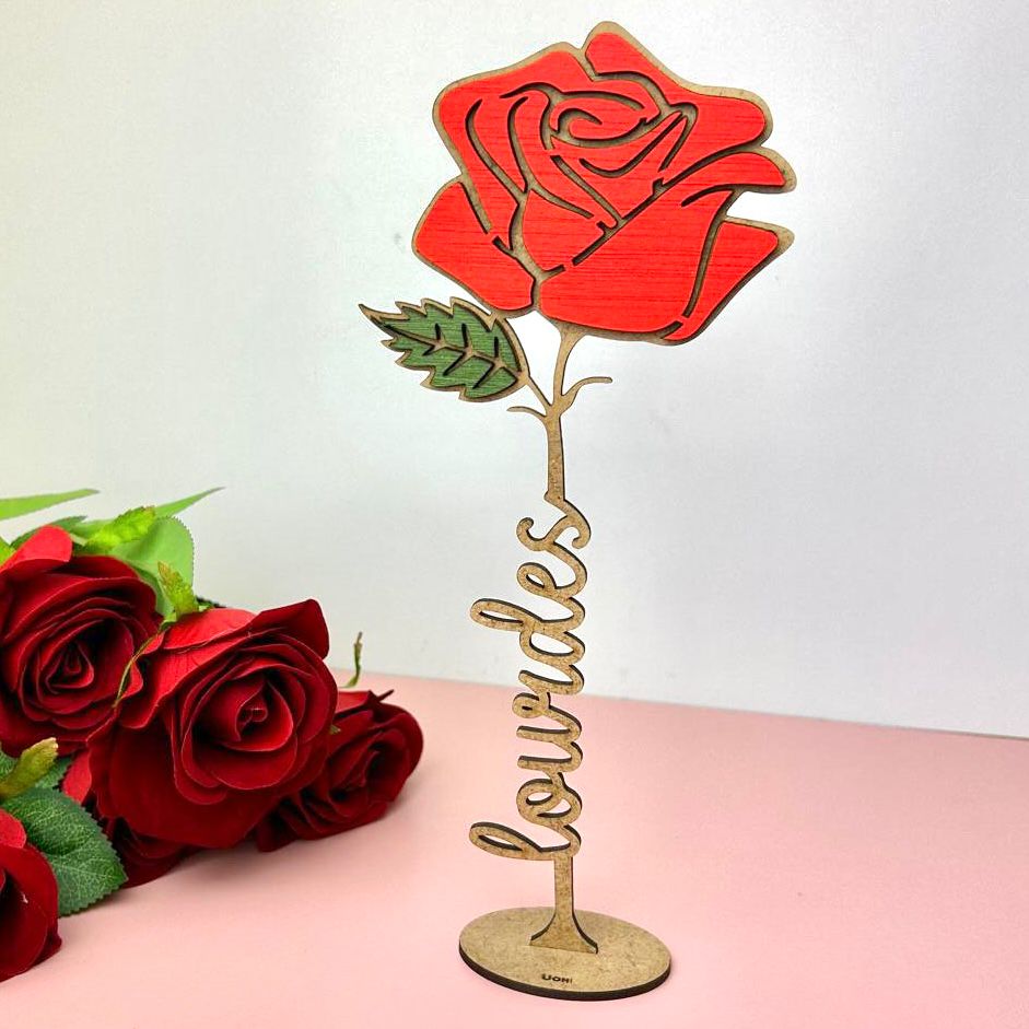 Rosa roja de madera personalizada con nombre