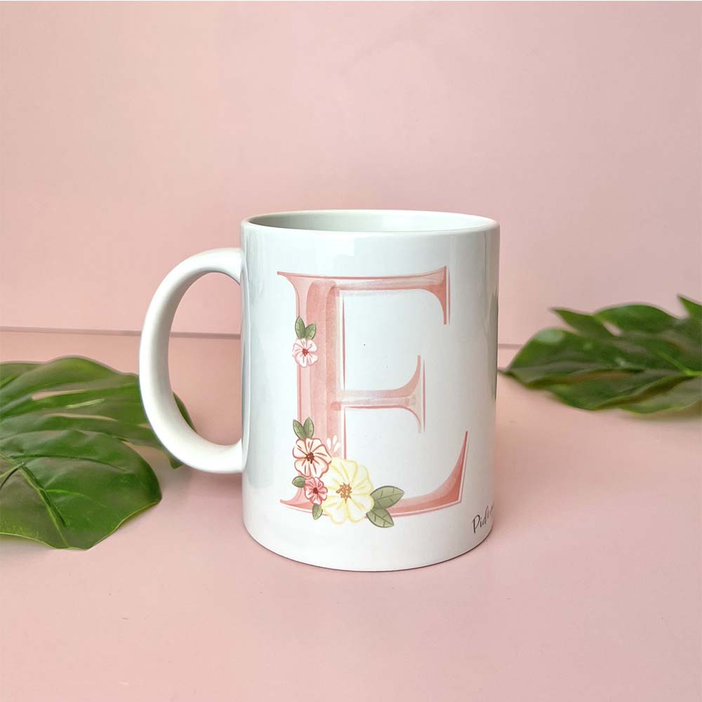 Taza con inicial personalizada