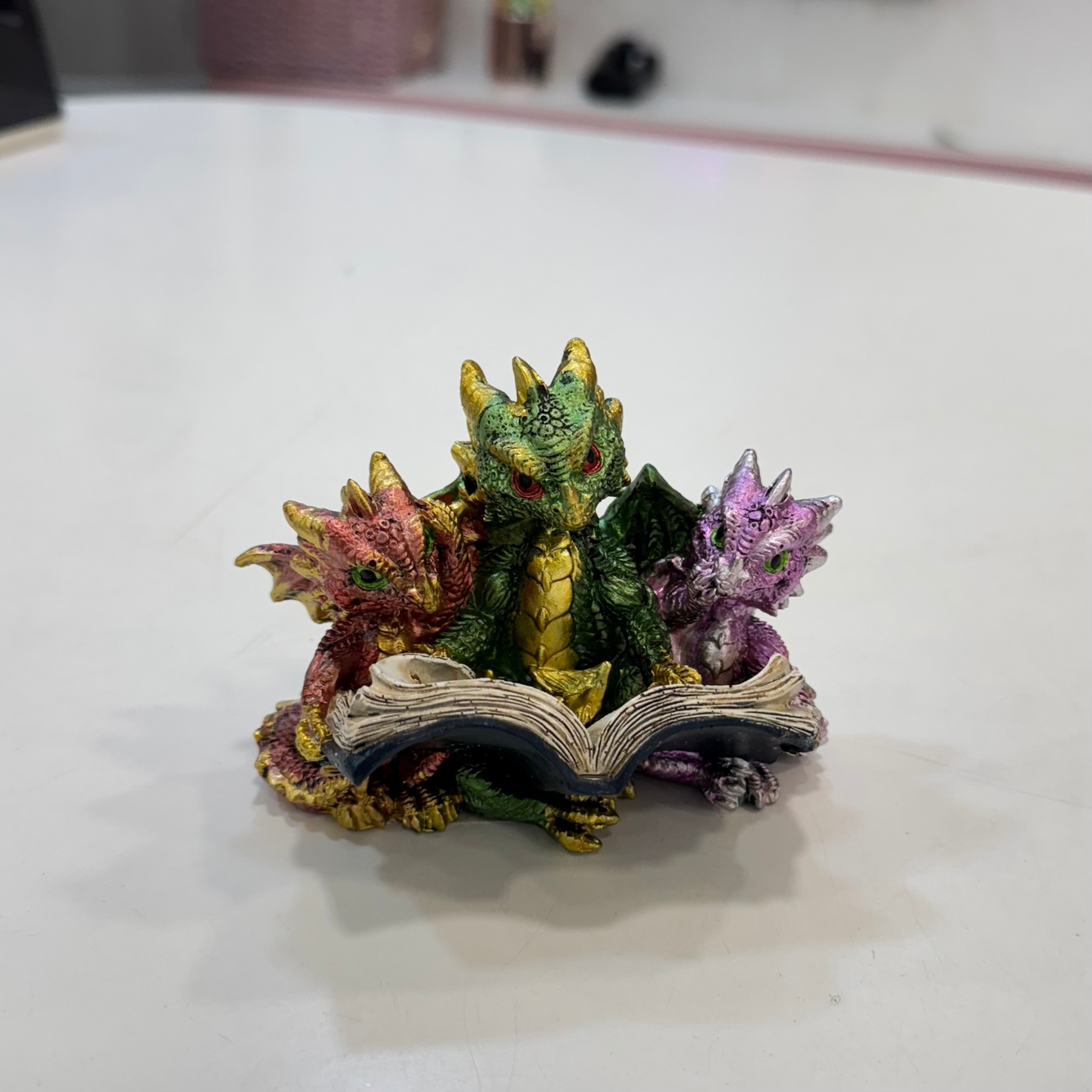 Figura dragones con libro