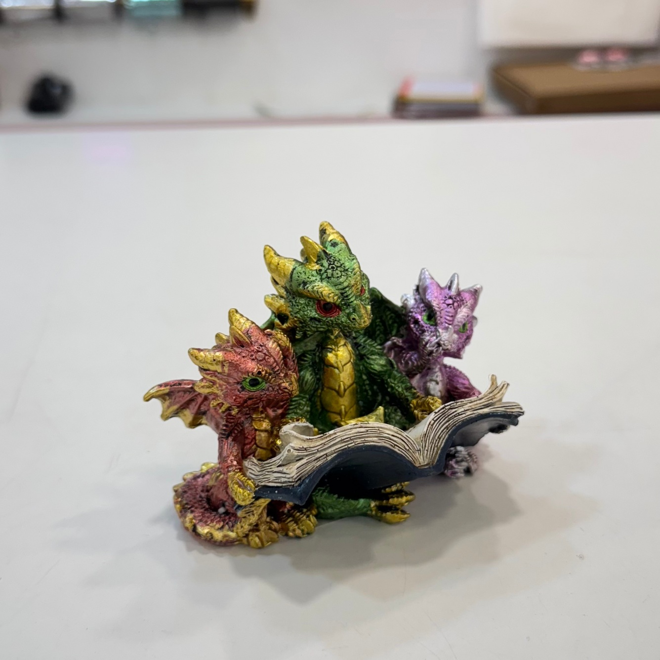 Figura dragones con libro